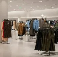 Tienda de ropa desocupada para contextualizar el cierre de 71 locales de Zara en Latinoamérica