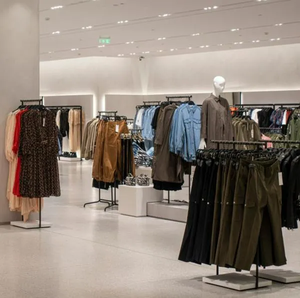 Tienda de ropa desocupada para contextualizar el cierre de 71 locales de Zara en Latinoamérica