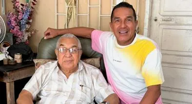 Checo Acosta y su papá / Instagram: @checoacost