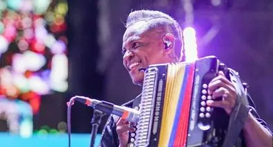 Omar Geles recibe tributo