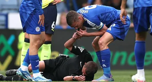 Jamie Vardy, de Leicester City, pitando juego, luego de que árbitro se lesionara 