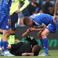 Jamie Vardy, de Leicester City, pitando juego, luego de que árbitro se lesionara 