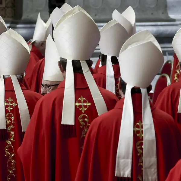 Cardenales en el Vaticano.
