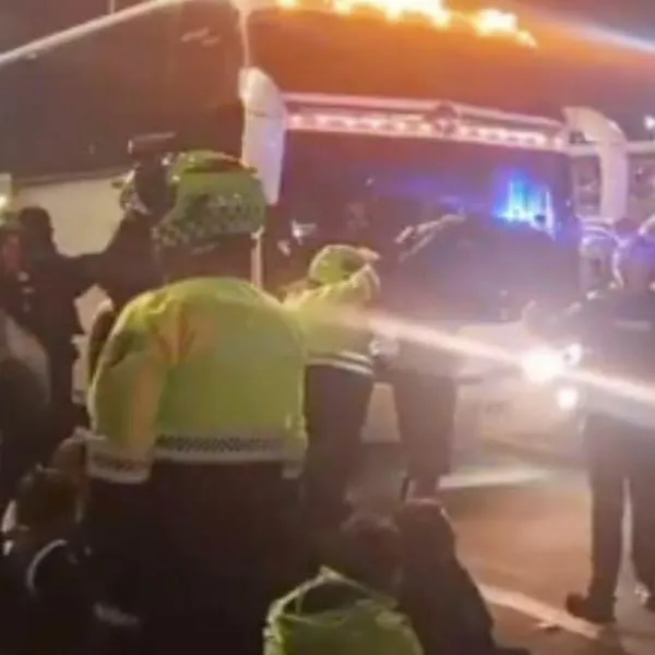 Momento en el que la Policía captura a unos hinchas del Bucaramanga en Bogotá, luego de robar un bus