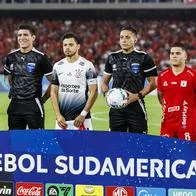 Ángel Romero, de Corinthians, y Juan Fernando Quintero, de América de Cali junto a jueces del partido, en nota sobre dónde ver partido de la Copa Sudamérica