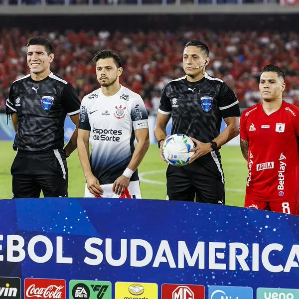 Ángel Romero, de Corinthians, y Juan Fernando Quintero, de América de Cali junto a jueces del partido, en nota sobre dónde ver partido de la Copa Sudamérica
