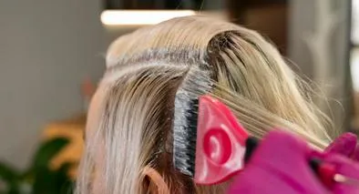 Qué no pueden prohibir los colegios: ley aclara sobre llevar cabello tinturado