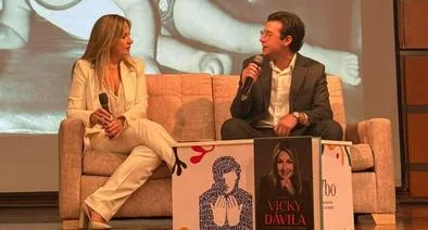 La periodista Vicky Dávila reveló en su nuevo libro que perdió a su primer esposo, Juan Carlos Ruíz, a los 28 años, luego de tener a su primer hijo.