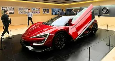 BYD, Yangwang y Denza presentaron nuevos carros que flotan, bailan y se parquean solos en el evento E-Journey organizado por BYD en China.