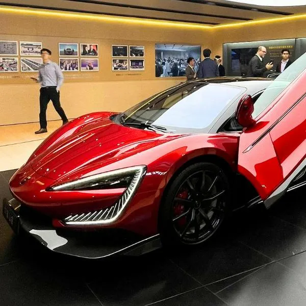 BYD, Yangwang y Denza presentaron nuevos carros que flotan, bailan y se parquean solos en el evento E-Journey organizado por BYD en China.