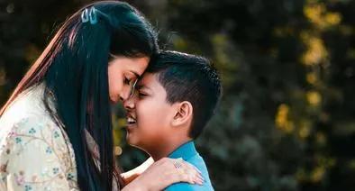 Foto mamá e hijo, en nota de cuándo es el día de la madre oficial en Colombia 2025: fecha no es el 8 de mayo