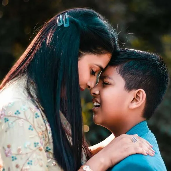 Foto mamá e hijo, en nota de cuándo es el día de la madre oficial en Colombia 2025: fecha no es el 8 de mayo
