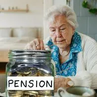 Mujer adulta mayor y tarro de pensiones, en nota sobre que darán pensión vitalicia a través de Colpensiones a miles de colombianos