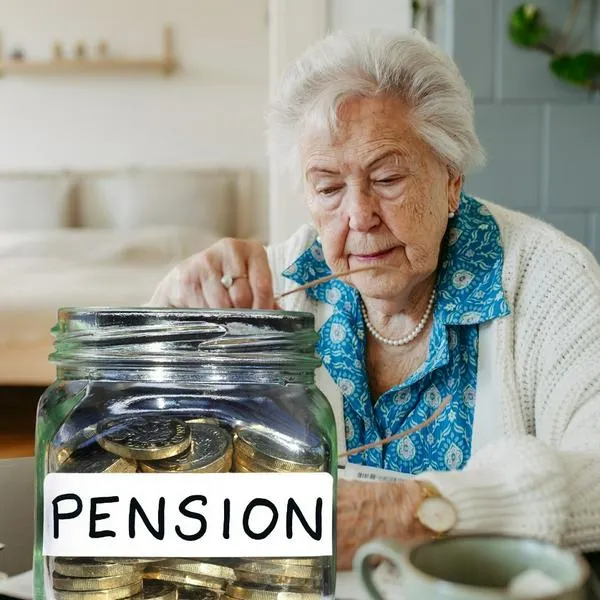 Mujer adulta mayor y tarro de pensiones, en nota sobre que darán pensión vitalicia a través de Colpensiones a miles de colombianos