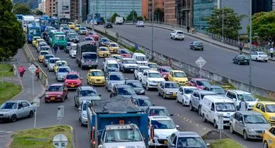 Alcaldía de Bogotá analiza aumentar el límite de velocidad en las vías urbanas de 50 km/h a 60 km/h, lo cual ilusiona a los conductores.