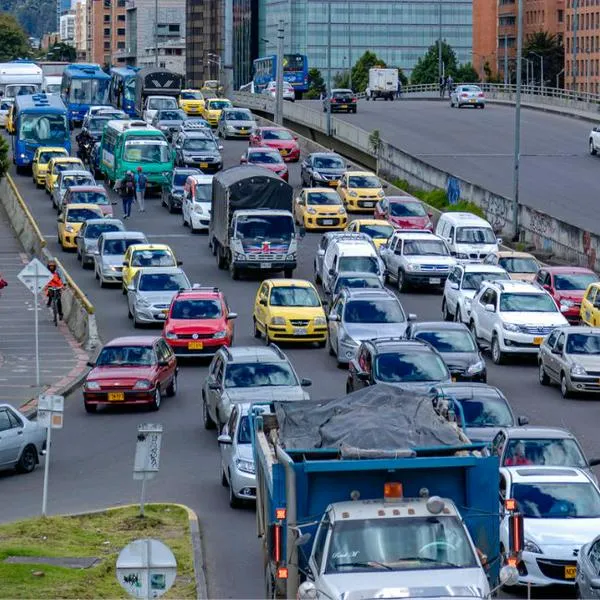 Alcaldía de Bogotá analiza aumentar el límite de velocidad en las vías urbanas de 50 km/h a 60 km/h, lo cual ilusiona a los conductores.