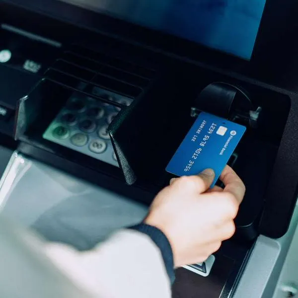 Foto de cajero automático, en nota de cómo saber si un cajero automático tiene clonador de tarjetas oculto en Colombia