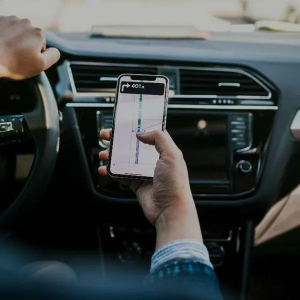 Foto de conductor con celular, en nota de cuál es la multa por mirar el celular en semáforo de Colombia: ojo al usar Waze