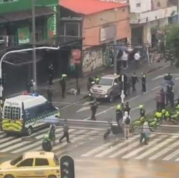 En esta calle, frente a la Universidad de Antioquia (Medellín), ocurrió un tiroteo que dejó dos muertos