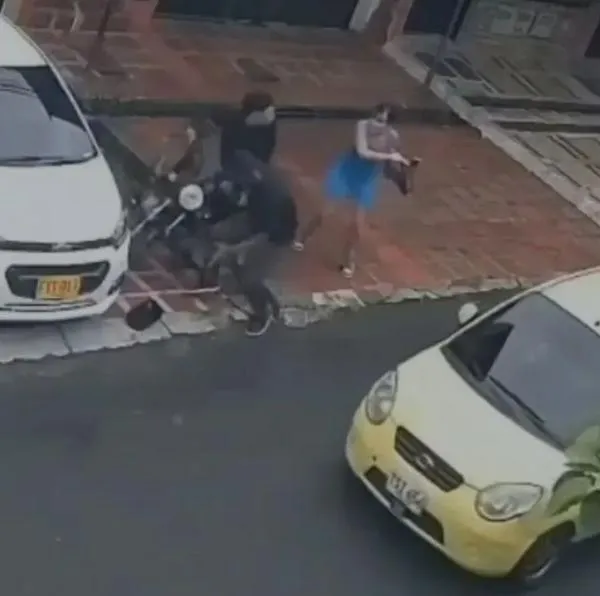 Mujer se enfrentó a dos ladrones en Medellín: los cogió a golpes con su bolso