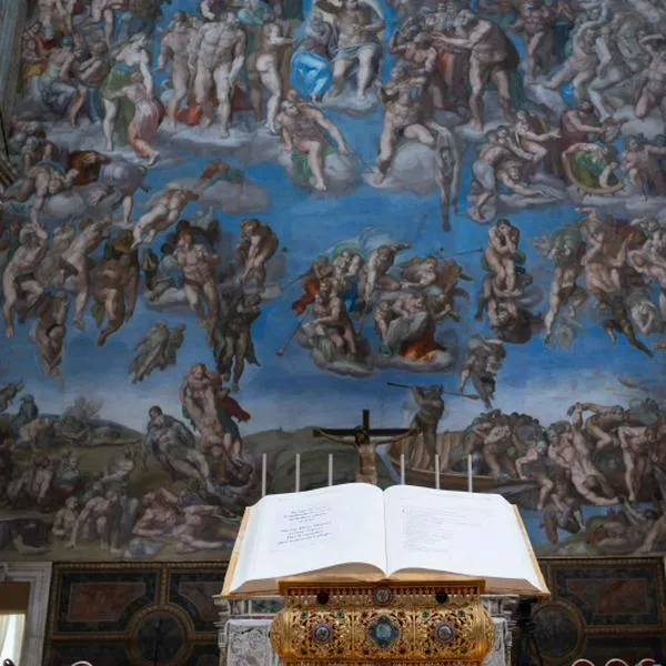 Cómo luce la Capilla Sixtina antes de inicio del cónclave 