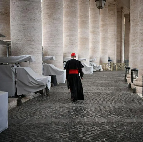 Cardenales elegirán el nuevo papa en Roma.