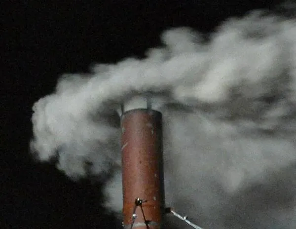 El humo blanco y negro (o gris) del cónclave: ¿qué químicos hay en la chimenea?