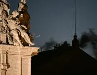 Fumata negra: los cardenales no logran elegir al nuevo papa en el primer intento