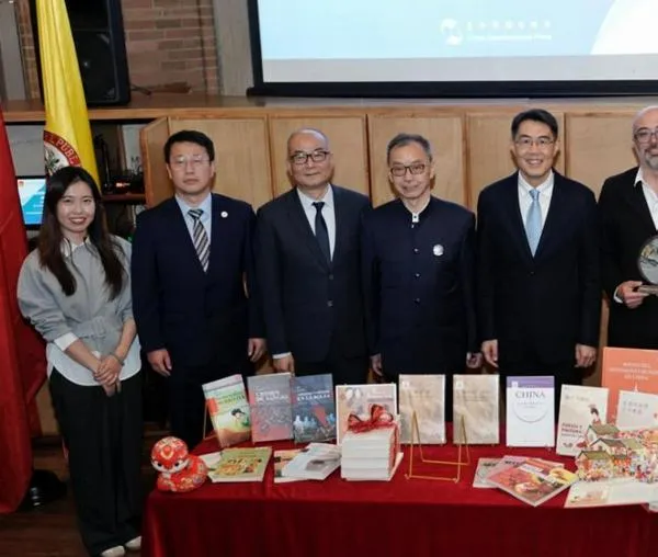 En el marco de la FILBo 2025, Embajada de China donó libros a BibloRed 