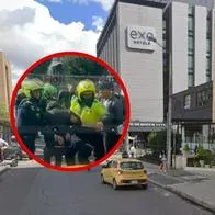 Video del robo que terminó en balacera cerca del parque de la 93 este 7 de mayo en Bogotá: uno de los ladrones fue capturado, dicen testigos.