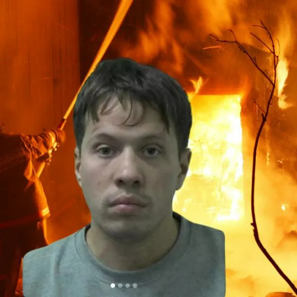 Hombre incendió su casa 2 veces para ver a bomberos en acción; tiene obsesión