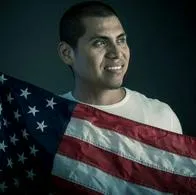Estados Unidos les pide a los migrantes latinos actuar como visitantes para evitar líos relacionados a la cancelación de sus visas o residencias. 