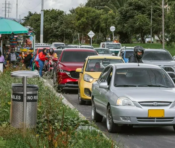 Vehículos particulares y taxis con pico y placa en Bogotá este jueves 8 de mayo 