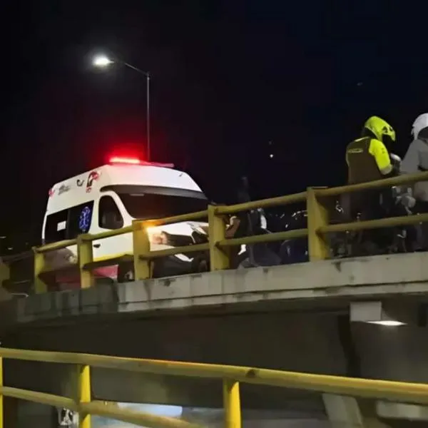 Grave accidente en Bogotá: motociclista murió al caer de un puente de la calle 45 con carrera 30. Todo se habría producido por exceso de velocidad. 
