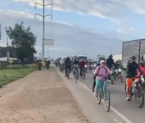 Congestión vehicular en calle 80 por accidente en vía Bogotá-Siberia hoy jueves 