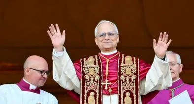 Qué significado tiene la vestimenta del nuevo papa, León XIV elegido hoy