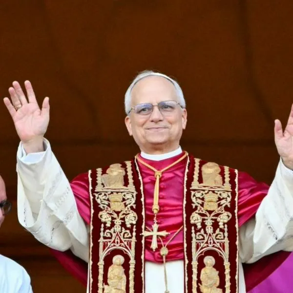 Qué significado tiene la vestimenta del nuevo papa, León XIV elegido hoy