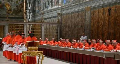 Cómo es el papel con el que se escoje al nuevo Sumo Pontífice de la iglesia católica. Hay un órden específico y tendrán que jurar antes de votar.