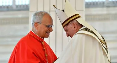 Cardenal Robert Prevost (León XIV) y papa Francisco