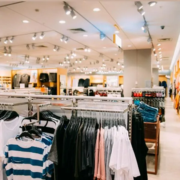 Tiendas de ropa en centros comerciales vienen disminuyendo por Temu y Shein