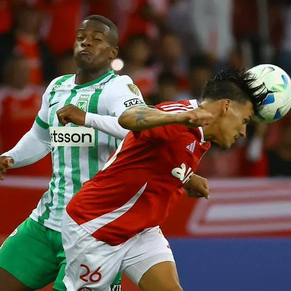 Andres Román y Alexandro Bernabei, en el juego de Libertadores.