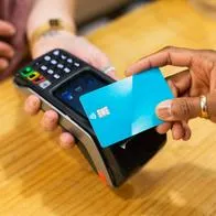 Tarjetas de crédito en Colombia están cobrando 57 % menos intereses en mayo de 2025 en comparación con el mismo mes del año pasado.