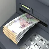 ¿Cómo retirar dinero de forma segura? Ojo si se le acerca con el celular en mano