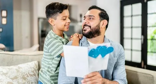 Hijo dándole regalo a su papá, en nota sobre cuándo es el Día del Padre en Colombia