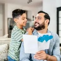 Hijo dándole regalo a su papá, en nota sobre cuándo es el Día del Padre en Colombia