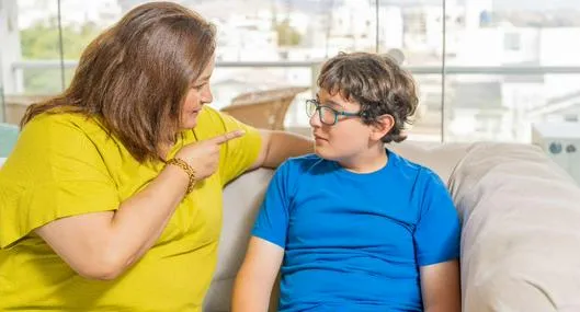 Foto de mamá e hijo, en nota para Día de la madre 2025 sobre cuáles son dichos populares colombianos que usan las mamás