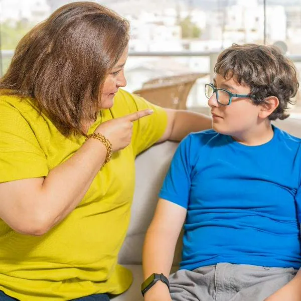 Foto de mamá e hijo, en nota para Día de la madre 2025 sobre cuáles son dichos populares colombianos que usan las mamás