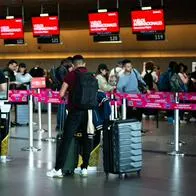 Foto de viajeros, en nota de aviso para viajeros en Colombia por migración en aeropuertos por nueva decisión