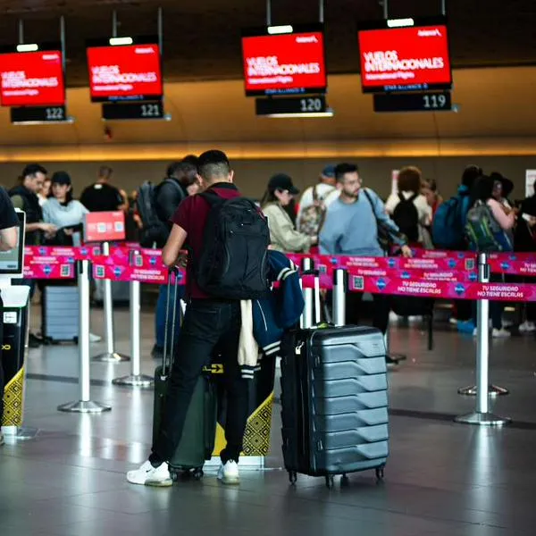 Foto de viajeros, en nota de aviso para viajeros en Colombia por migración en aeropuertos por nueva decisión