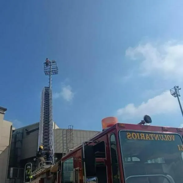 Susto en el aeropuerto de Cali: hombre se subió a torre de luces y paralizó vuelos mientras ayudan a rescatarlo sin ningún tipo de lesión. 